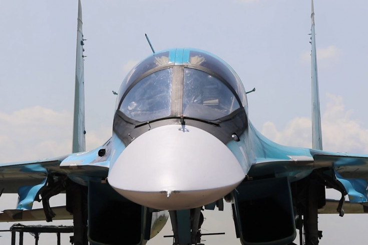 Экипаж сверхзвукового истребителя-бомбардировщика Су-34 нанес удар по личному составу и месту запуска беспилотных летательных аппаратов ВСУ в зоне ответственности группировки войск «Южная»