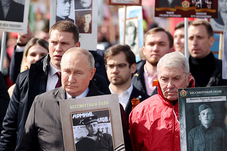 Владимир Путин с портретом своего отца-фронтовика на акции «Бессмертный полк»